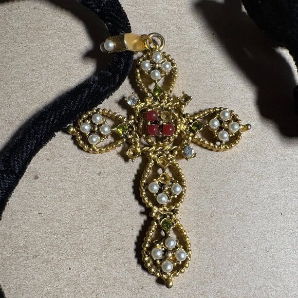 Vintage Gerard Yosca gold cross pendant on a black velvet rope signed - Picture 1 of 8